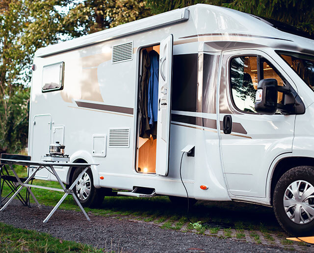 Camper Service intervient sur le remplacement de pare-brise pour camping-car sur la région Auvergne-Rhône-Alpes.