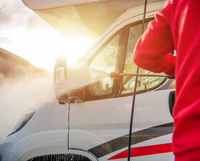 Camper service vous présente ses différentes prestations pour l'entretien de votre camping-car dans le Rhône : entretien climatisation cellule, contrôle humidité ainsi que le lavage de votre camping-car